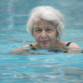 vrouw in zwembad